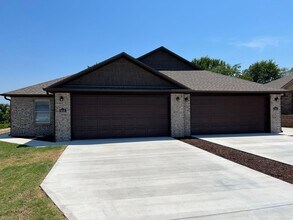 Building Photo - 9016-9018 Sandra Way