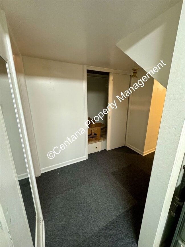 Building Photo - 2 Bedroom House on the Flats with a finish...