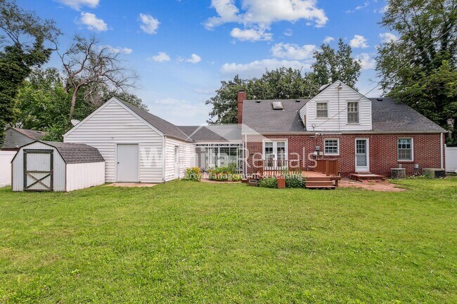 Building Photo - Large 3 bed 2 bath North Riverside Home