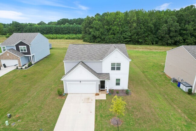 Building Photo - 4 bedroom 2.5 bathroom Single Family Home