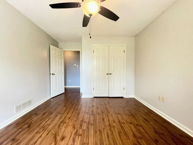 Building Photo - 7320 N Hamilton Cir