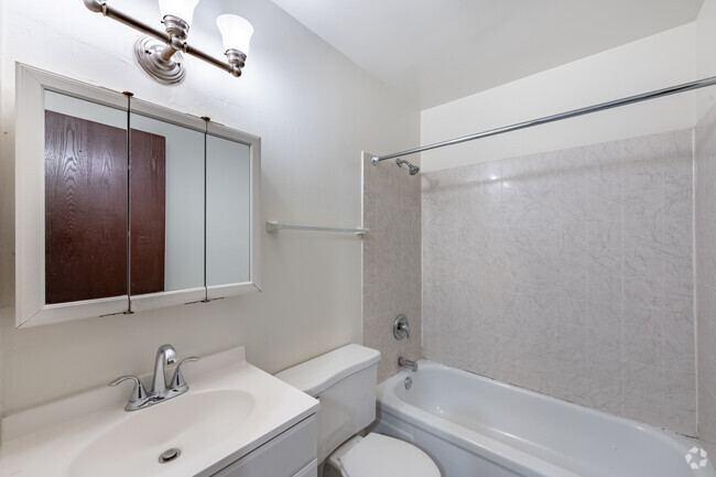 2BR, 2BA - 750SF - Bathroom - 2122 Grand Ave S