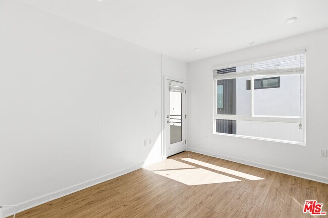 Building Photo - 11408 W Sarah St