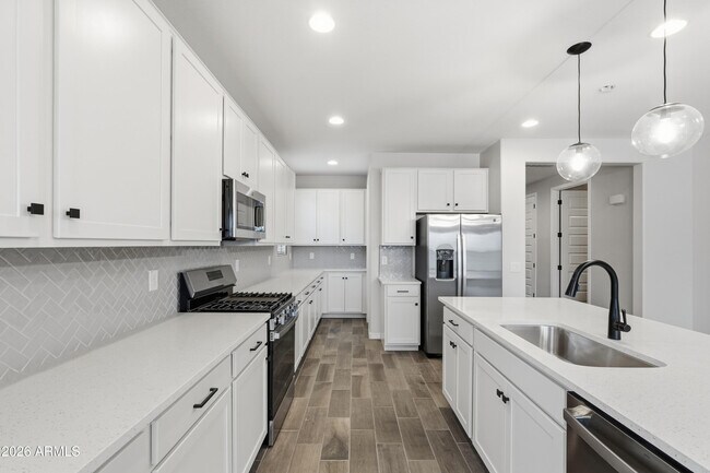 Building Photo - 932 W Macaw Dr