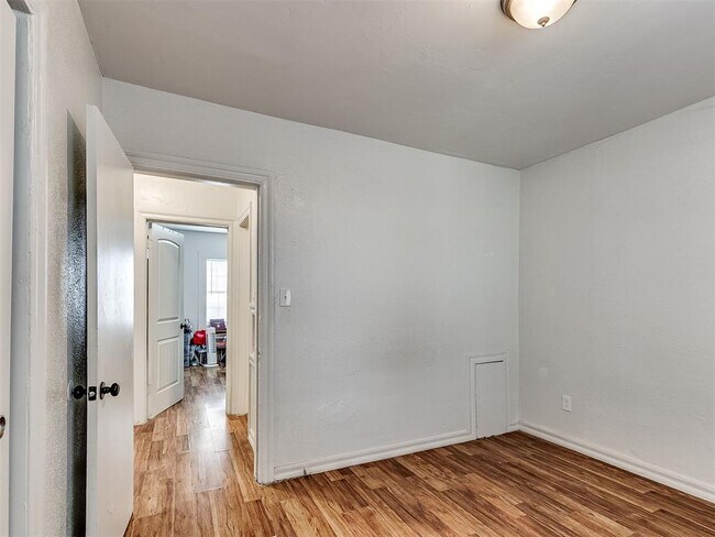 Building Photo - 1229 Meta Ave