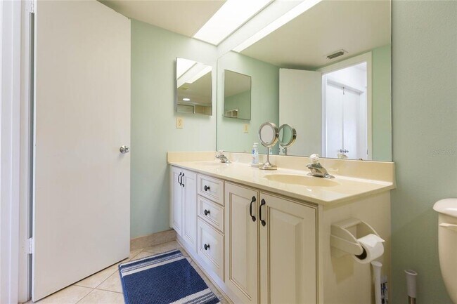 Building Photo - 6080 Bahia Del Mar Cir N
