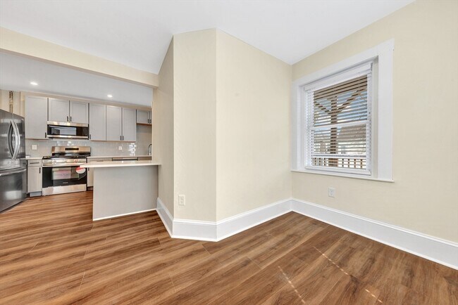 Building Photo - 105 School St