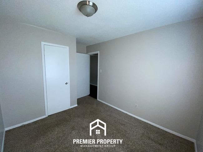 Building Photo - Charming 3BR Memphis Home with Hardwood Floors, Back Porch & Fenced Yard