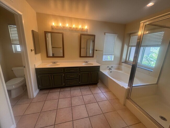 Building Photo - Beautiful 3-Bedroom Home with Covered Patio in Valencia!