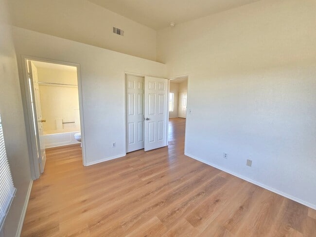 Building Photo - Upstairs/ Spacious/ 2 bedrooms / 2 bathrooms