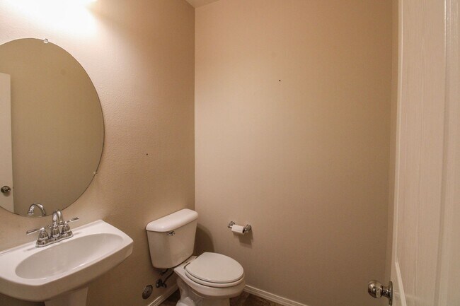 Building Photo - 4 bedroom 2.5 bathroom condo in Broad Street Village Complex