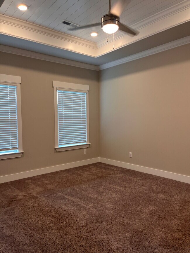 Building Photo - 14741 Greenleaf Dr