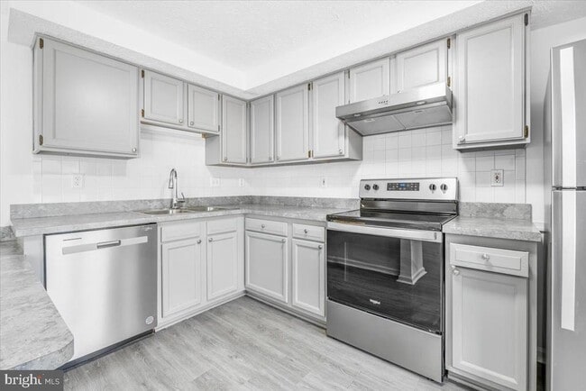 Building Photo - 1542 St Lawrence Ct