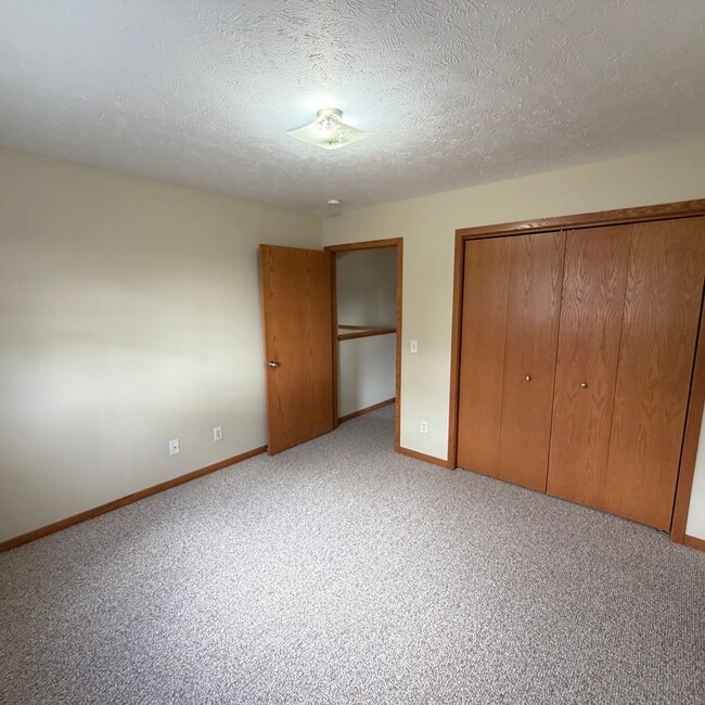 Building Photo - Large 3 bedroom duplex - move in ready!