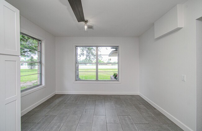 Building Photo - 709 S McCarty Ave
