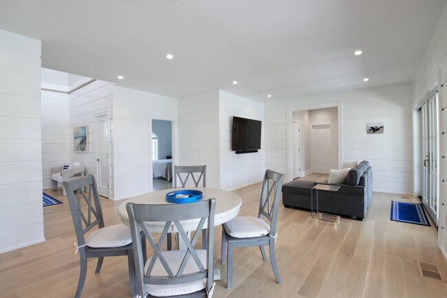 Building Photo - 12 S Elroy Dr