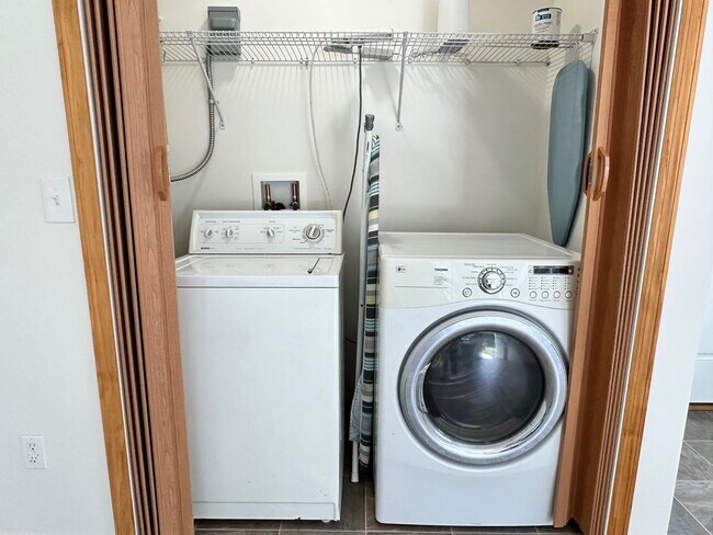 Building Photo - Beautiful Sunsets! Close to Historic District, Shopping & Beaches!