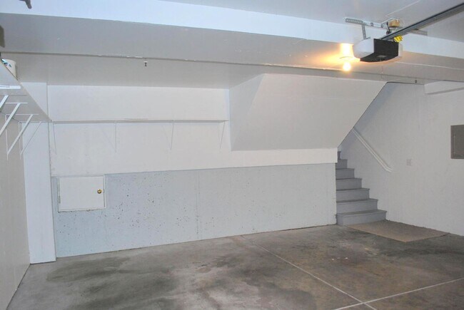 Building Photo - Sharp & Contemporary Townhouse in Beautiful Danville!