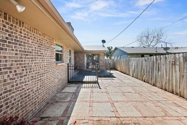 Building Photo - Updated Edmond 3BR Home – Walk to Orvis Risner Elementary – Easy OKC Commute