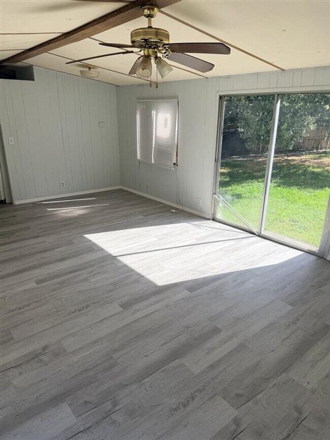 Building Photo - *RENT TO OWN* - PLANT CITY 2/1