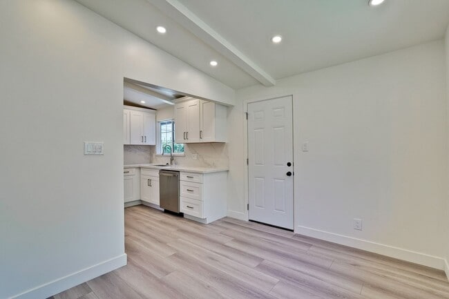 Building Photo - Charming updated 3 bedroom, 1 bathroom hom...