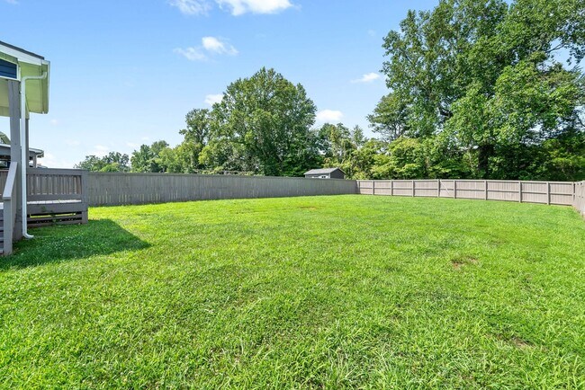 Building Photo - Pet Friendly Three Bedroom with Bonus!