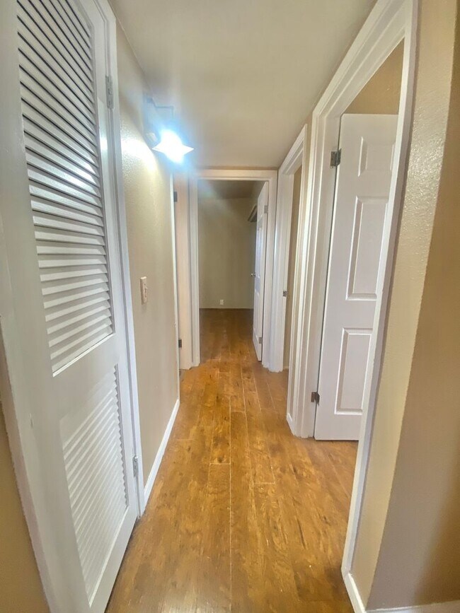 Building Photo - Now accepting section 8!