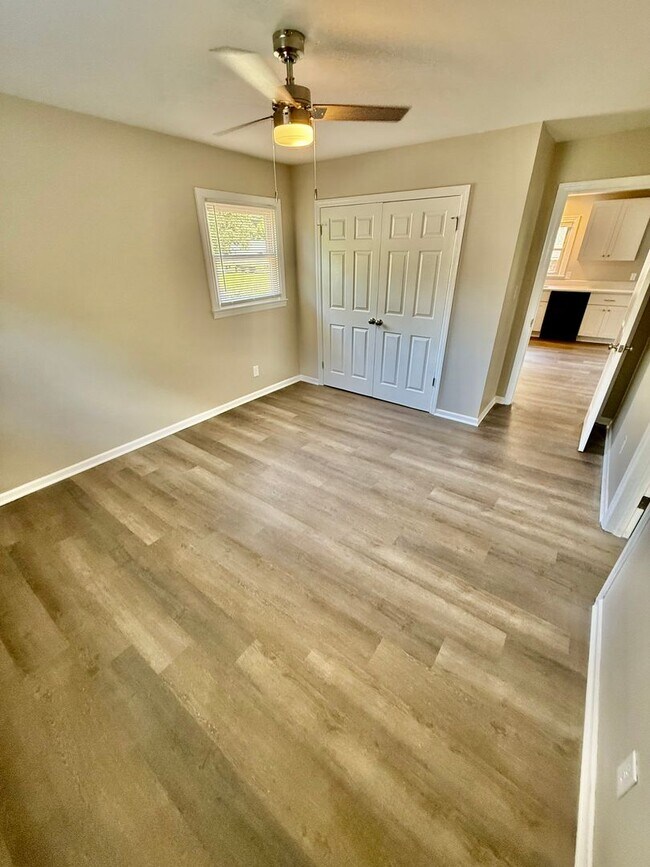 Building Photo - Extra Large One Bedroom House