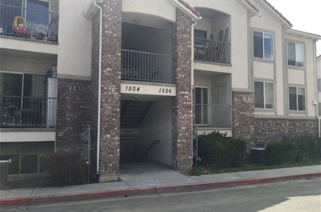 Building Photo - Large 3 bedroom Condo- Internet & Cable In...