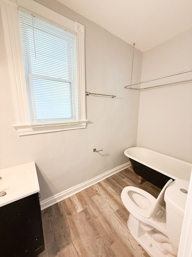 Building Photo - Spacious 3 bedroom 1 bathroom home!!