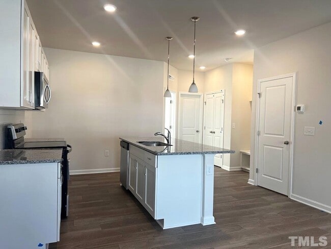 Building Photo - Beautiful 3 Bedroom 2.5 bath