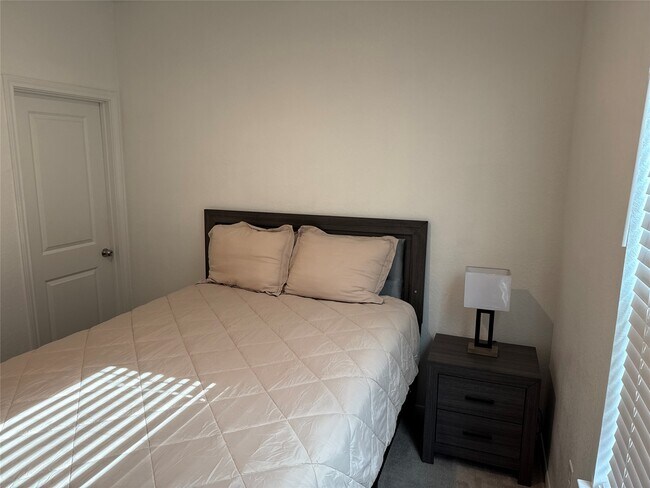 Building Photo - 1008 Caramel Shrs Dr