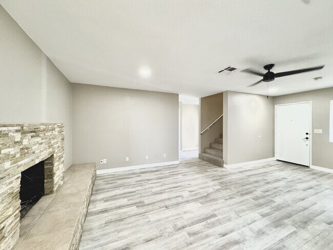 Building Photo - Spacious 4BD/3BA Pool Home with Dual Prima...