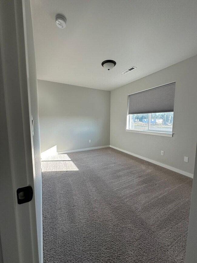 Building Photo - 3 Bedroom 2.5 Bath Newberg OR