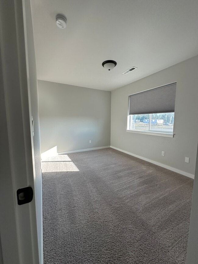 Building Photo - Coming soon - 3 Bedroom 2.5 Bath Newberg OR