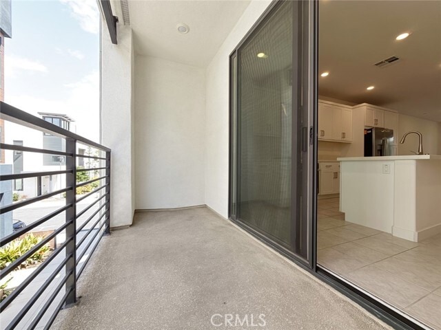 Building Photo - 400 Transport