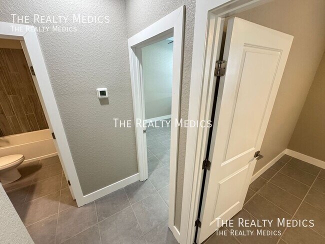 Building Photo - 205 Hibiscus Ln