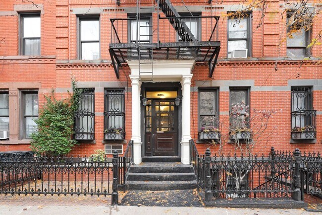 Building Photo - 421 E 81st St