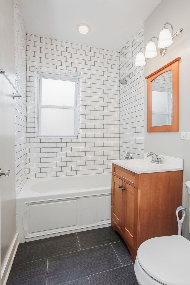 Building Photo - 3911 W Addison St