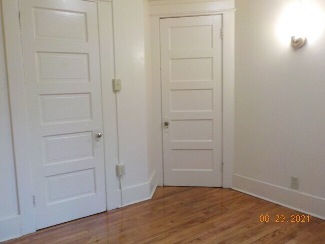 Building Photo - Beautiful 3 Bedroom July 1, 2026