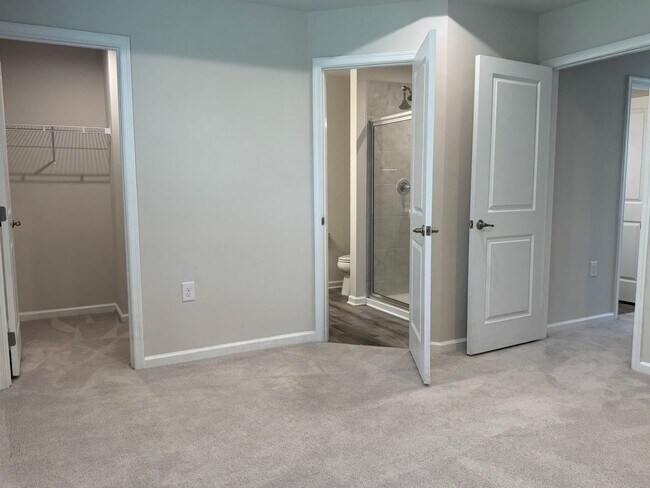 Building Photo - Amazing 3 Bedroom Townhome in North East R...