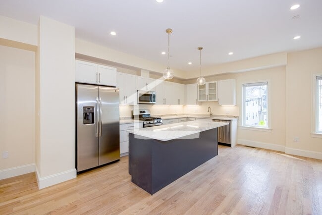 Building Photo - Brand New 3,500 Sq. Ft. Luxury Townhouse in Oak Square w Built In Garage! 1st & Security Only, La...