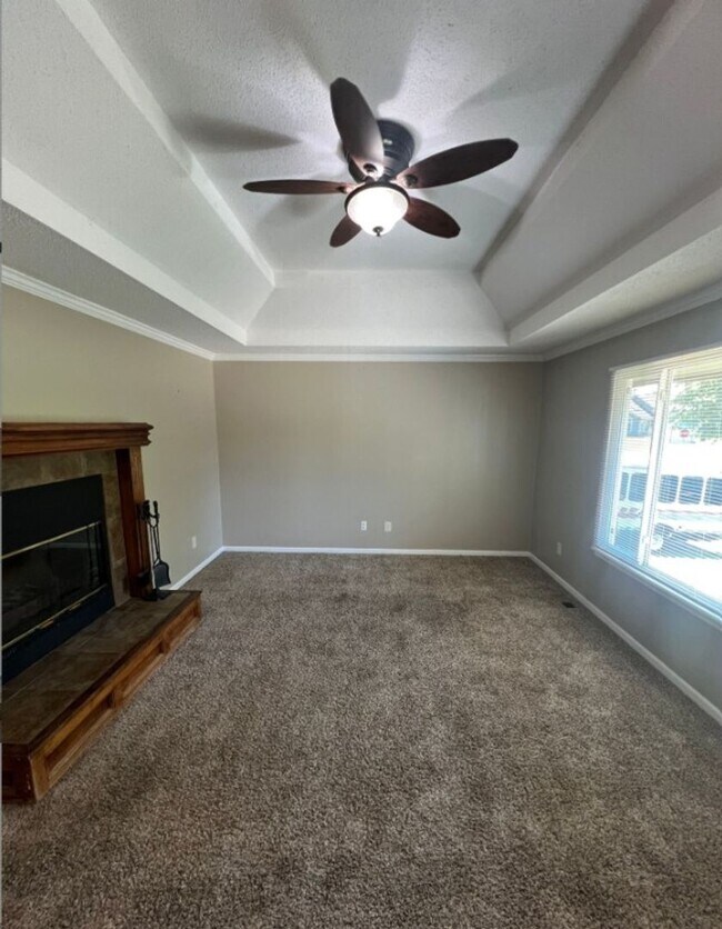 Building Photo - 925 NE Carousel Ln