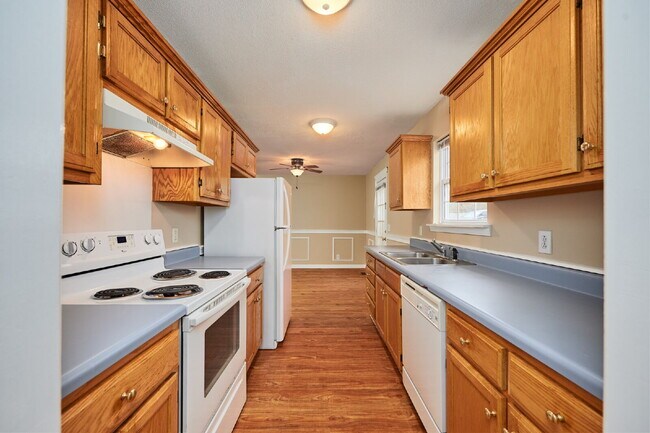Building Photo - For Rent: 3BR, 2BA house