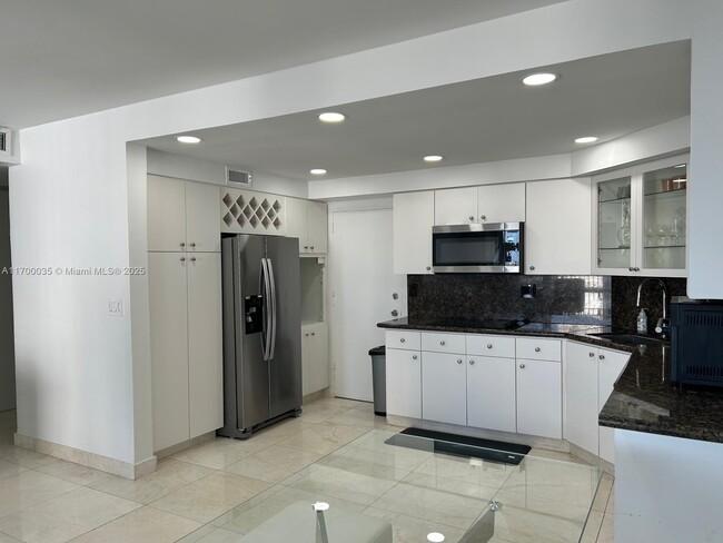 Building Photo - 1408 Brickell Bay Dr
