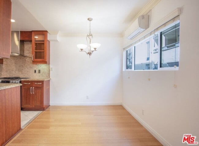 Building Photo - 1154 S Barrington Ave