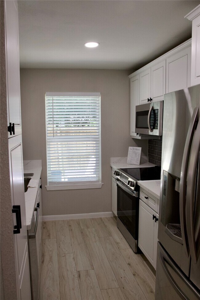 Building Photo - 14 Redberry Ct