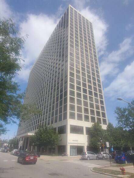 Primary Photo - 4343 N Clarendon Ave