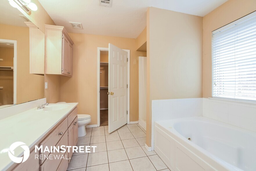 Building Photo - 536 SW 154th Ct