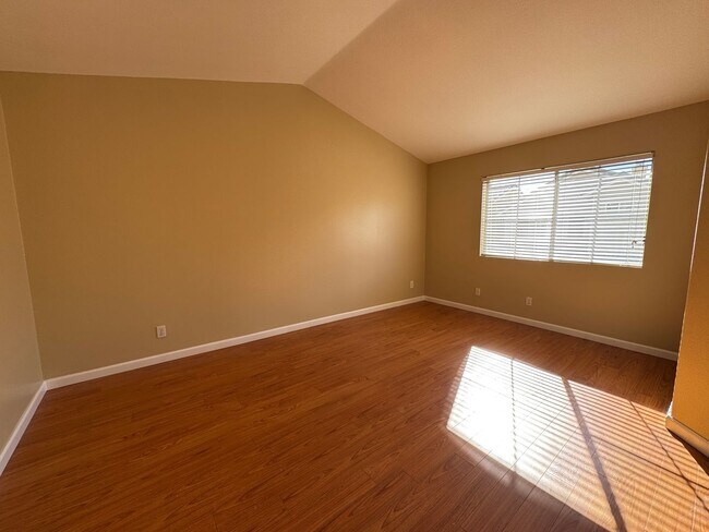 Building Photo - Immaculate 4Bd/2.5Ba Home with New Fridge, AC, Fenced Back Patio in Aliso Viejo!